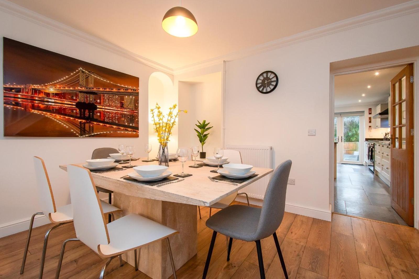 Casa One Hundred - A Beautiful 4 Bed House On The Beach Front 斯旺西 外观 照片