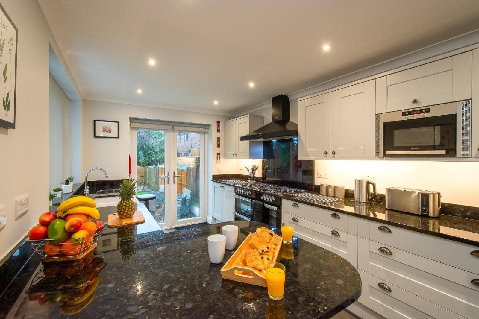 Casa One Hundred - A Beautiful 4 Bed House On The Beach Front 斯旺西 外观 照片
