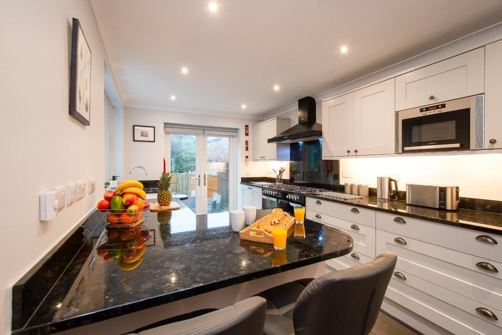Casa One Hundred - A Beautiful 4 Bed House On The Beach Front 斯旺西 外观 照片