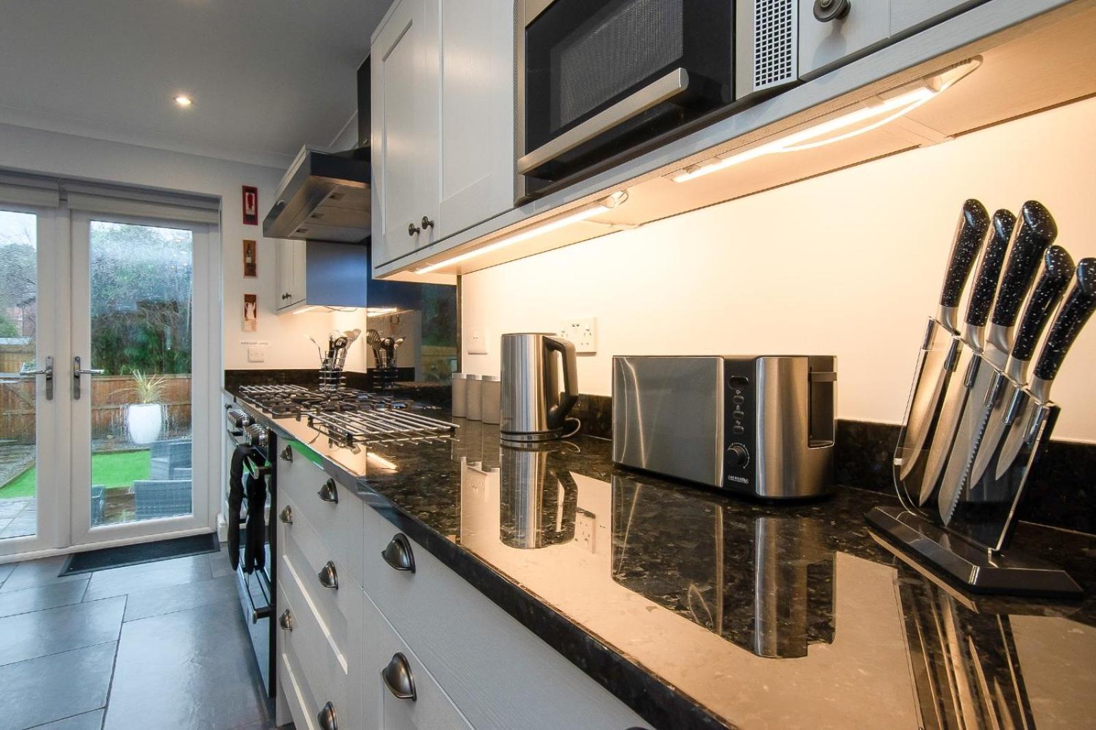Casa One Hundred - A Beautiful 4 Bed House On The Beach Front 斯旺西 外观 照片