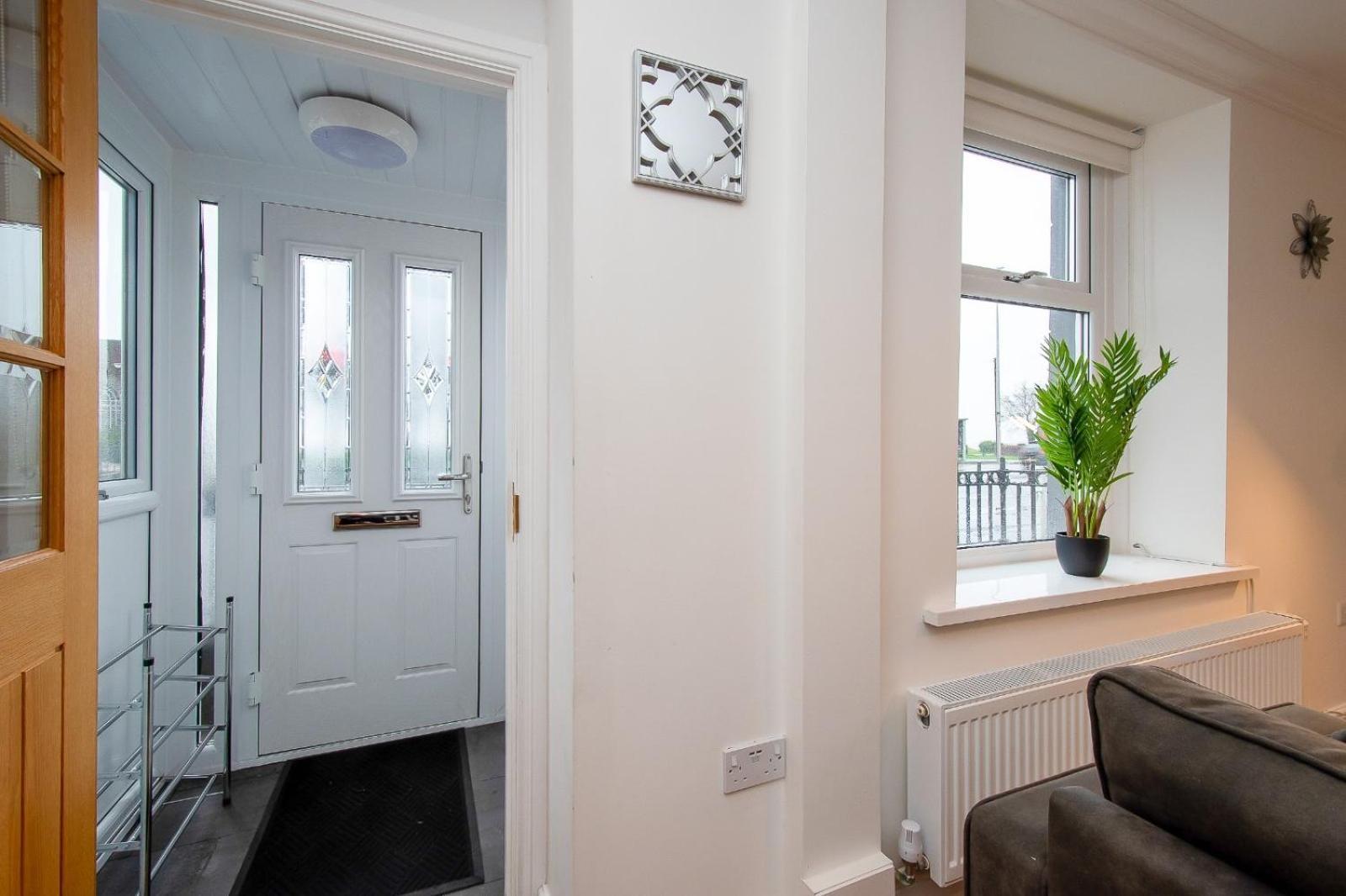 Casa One Hundred - A Beautiful 4 Bed House On The Beach Front 斯旺西 外观 照片