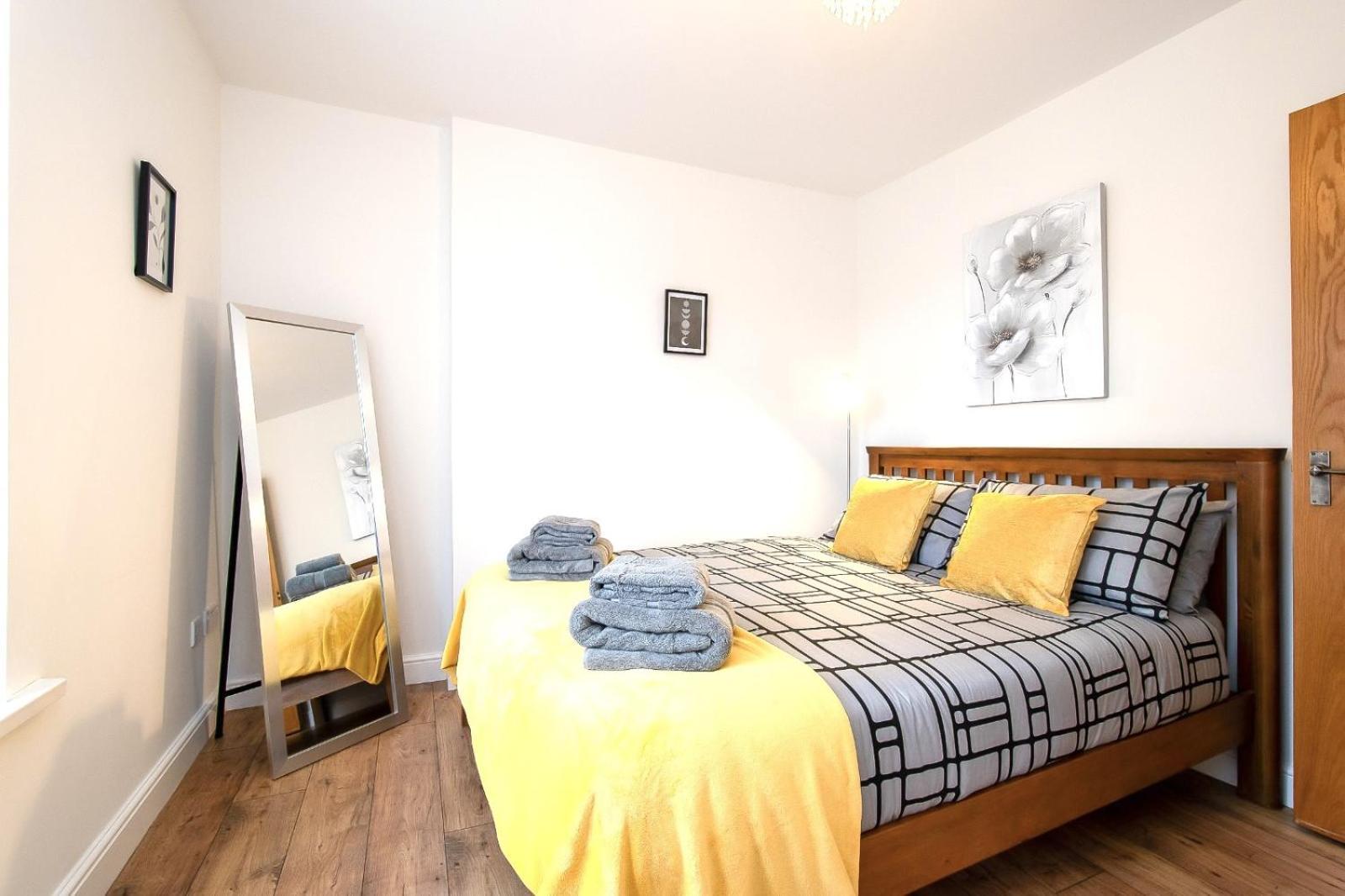 Casa One Hundred - A Beautiful 4 Bed House On The Beach Front 斯旺西 外观 照片